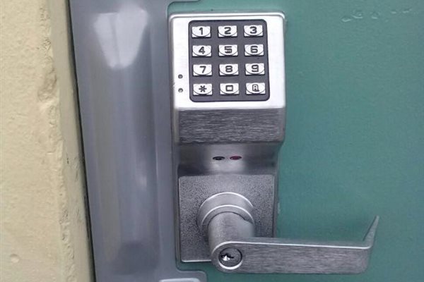 US Locksmith technician serving Coconut Creek, FL