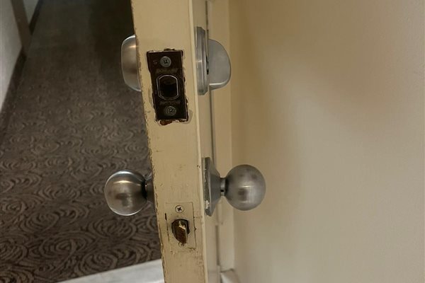 US Locksmith technician serving Lauderhill, FL